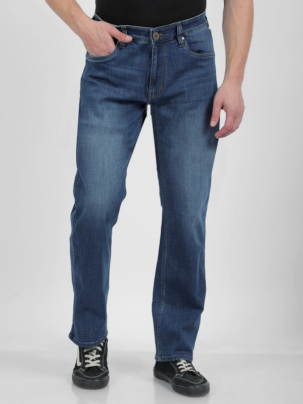 Blue jeans with green accessories